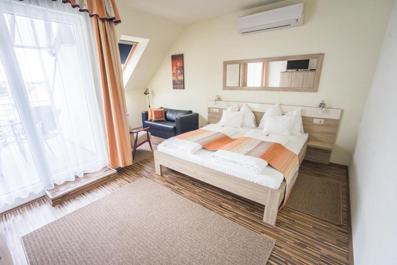 Azur Haz Gyoengyvirag Apartman ชาร์วาร์ ภายนอก รูปภาพ